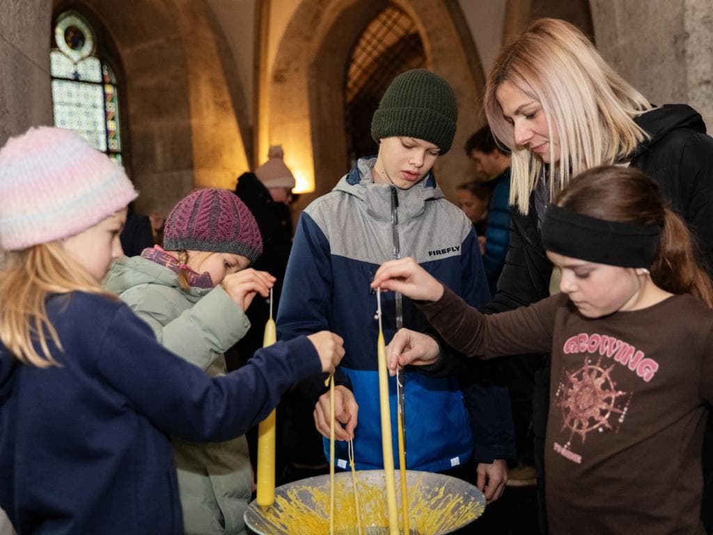 Linzer Kerzenziehen bei Advent am Dom