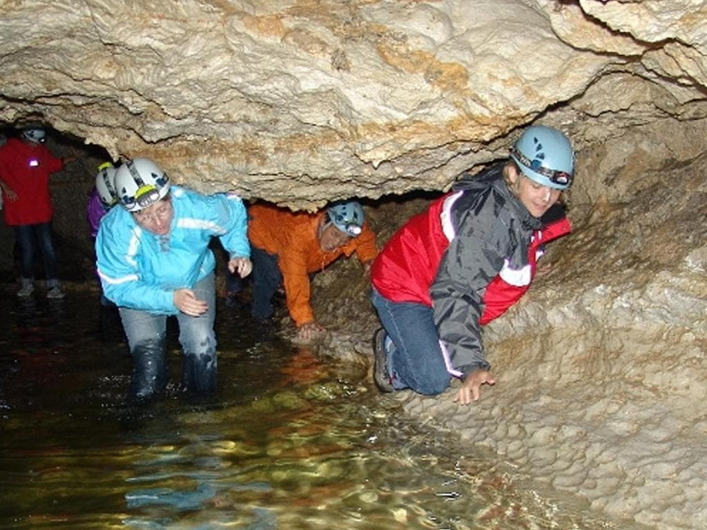 Durch Höhlen zu verborgenen Wassern