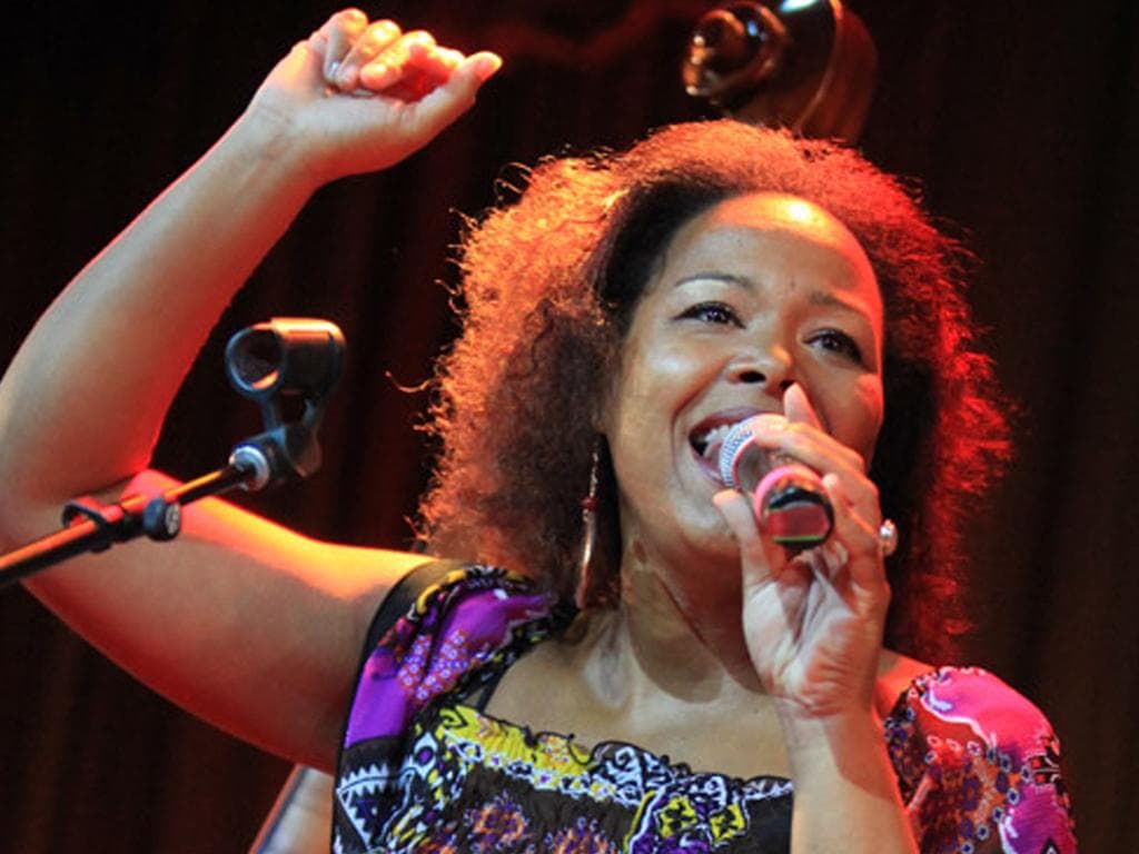 Stella Jones mit Drum-Legende Rudi Staeger und Band
