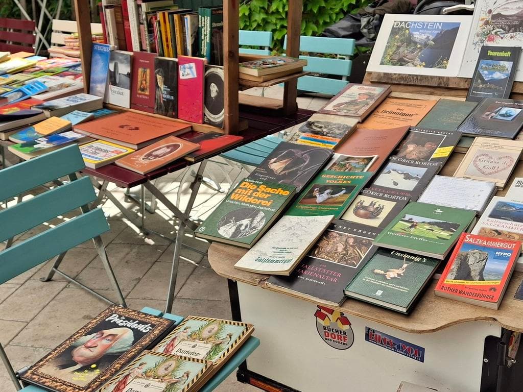 Bücherflohmarkt im Innenhof Neuwildenstein
